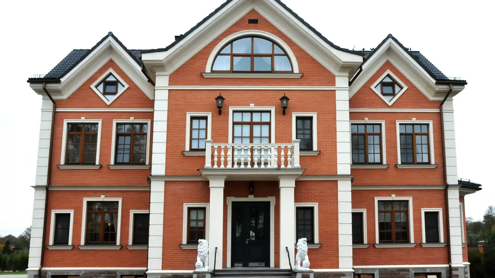 Современный загородный дом с большими деревянными окнами
